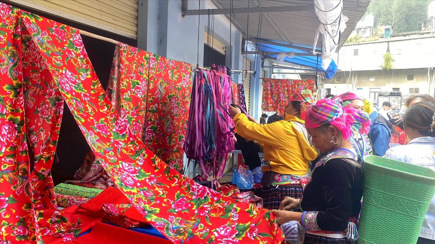 (PHÓNG SỰ ẢNH) Chợ phiên San Thàng - nơi hội tụ sắc màu văn hóa vùng cao Tây Bắc 17