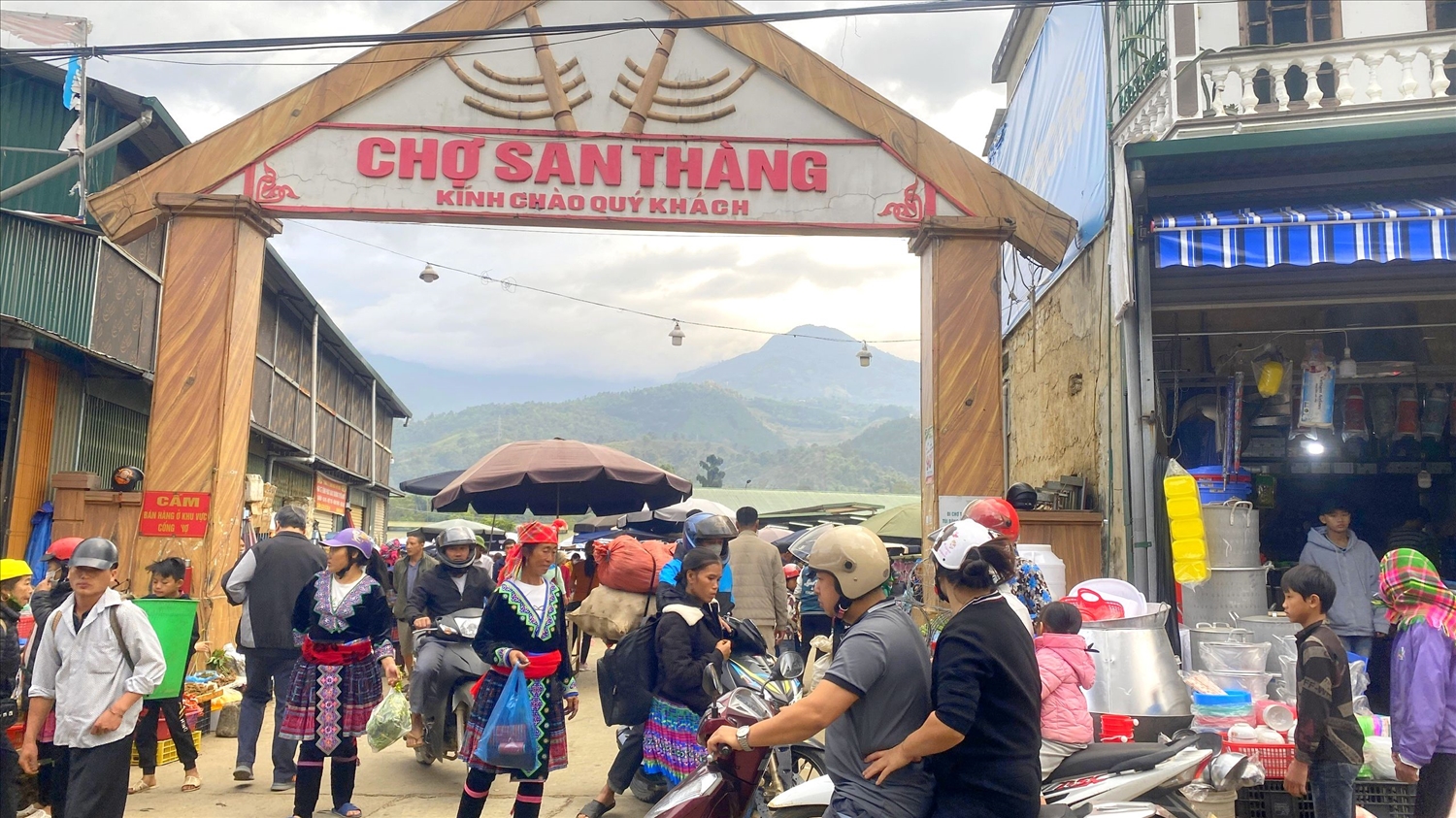 (PHÓNG SỰ ẢNH) Chợ phiên San Thàng - nơi hội tụ sắc màu văn hóa vùng cao Tây Bắc