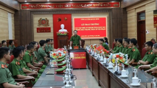 Trao thưởng cho các đơn vị có thành tích xuất sắc của Công an tỉnh Quảng Bình