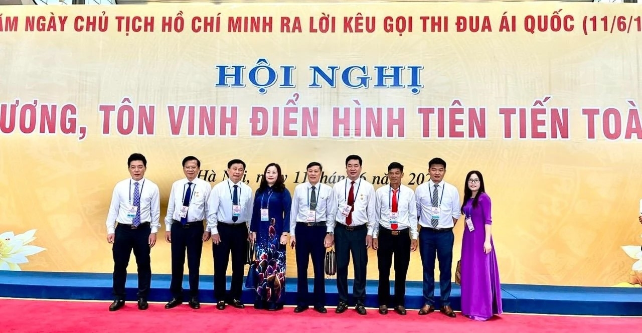 Ông Nguyễn Văn Chính (thứ 3 từ trái sang) cùng các đại biểu của Đoàn Nghệ An dự Hội nghị biểu dương điển hình tiên tiến toàn quốc trong phong trào thi đua yêu nước